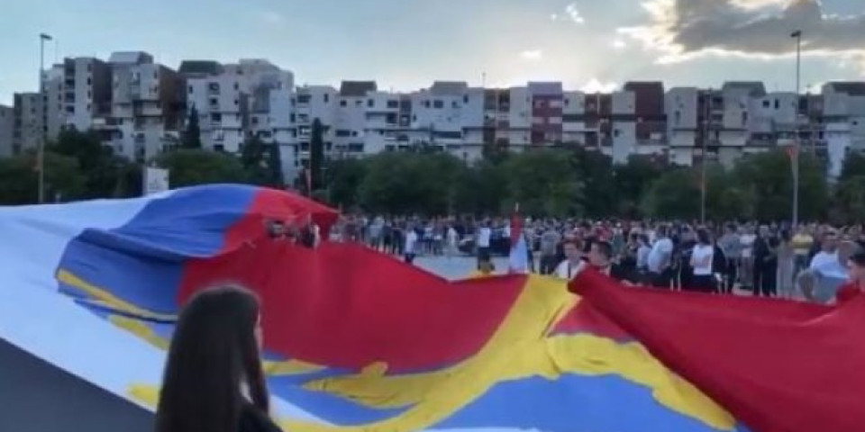 ZAVIJORILA SE TROBOJKA U PODGORICI! Razvijena zastava plemena Kuči od 70 metara ispred Sabornog hrama (VIDEO)