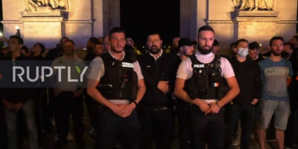 (VIDEO) SVE JE OTIŠLO "DOĐAVOLA"! POLICAJCI U PARIZU pobacili lisice jer im je Vlada zabranila omiljenu način hapšenja - "TEHNIKU GUŠENJA"!