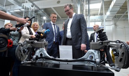 (FOTO/VIDEO) KO VOZI PORŠE, NE BI GA VOZIO DA NEMA ČAČKA! Vučić na otvaranju nove fabrike "Vorwerk&Sohn"