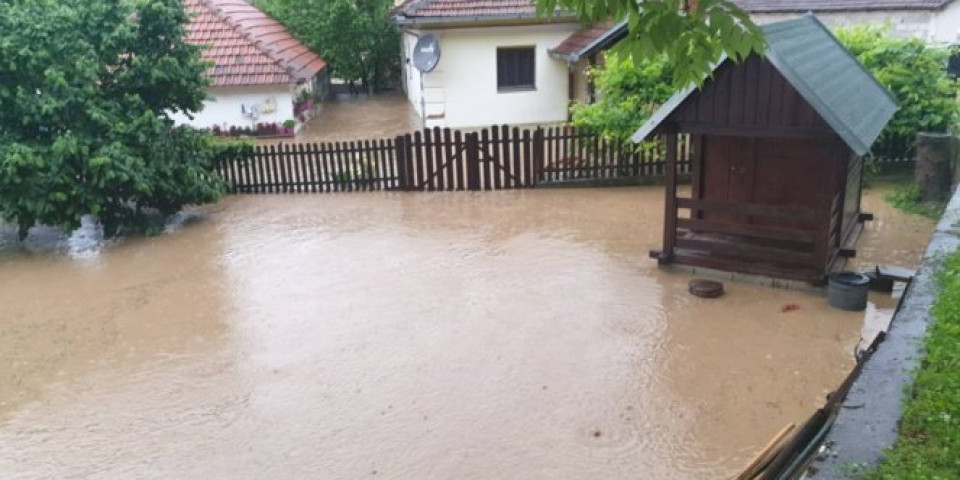 (VIDEO/FOTO) POTOP KOD DRAGAČEVA! Reka poplavila selo, SAOBRAĆAJ U PREKIDU
