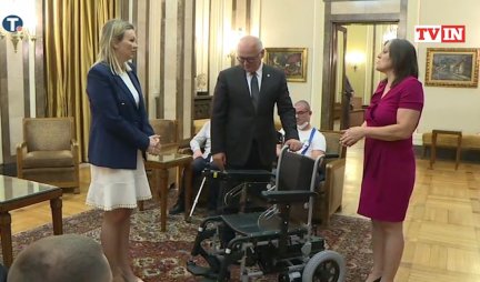 OD DANAS, PERIN ŽIVOT ZNAČAJNO SE MENJA! Grad Beograd donirao električna invalidska kolica žrtvi cerebralne paralize!