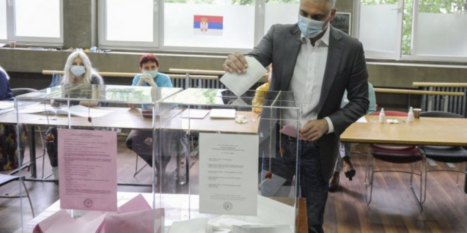 ČEDA JOVANOVIĆ IZAŠAO NA IZBORE, glasao na biračkom mestu CMZ „Ušće“