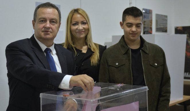 Ivica Dačić glasao zajedno sa suprugom i sinom