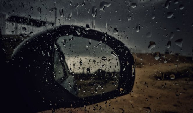 AMSS: Oprez u vožnji zbog kiše i UDARA VETRA! Ukoliko vas uhvati JAK PLJUSAK u vožni, evo ŠTA TREBA DA URADITE!