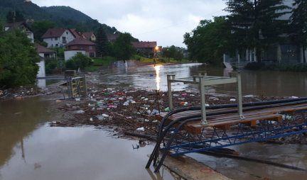 Proglašena vanredna situacija u Lučanima i Kosjeriću: Poplavljeno više od 100 stambenih objekata, škola, odneti mostovi, voda se i dalje ne povlači (VIDEO)