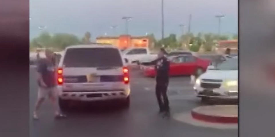 DRAMA ISPRED TRŽNOG CENTRA! Nožem je krenuo na policajku, ona ga je nekoliko puta upozorila je, a onda je zapucala! (VIDEO)