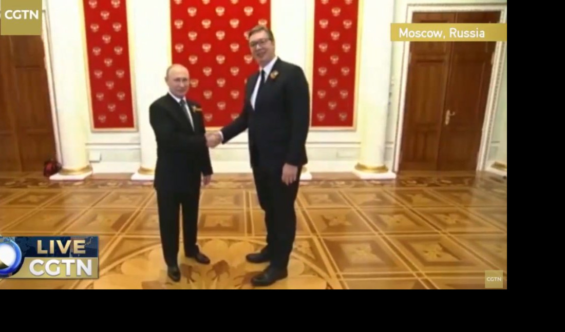 (FOTO/VIDEO) VUČIĆ STIGAO NA CRVENI TRG MEĐU PRVIMA, pozdravio ga predsednik Putin! POČINJE VELIKA VOJNA PARADA POBEDE!