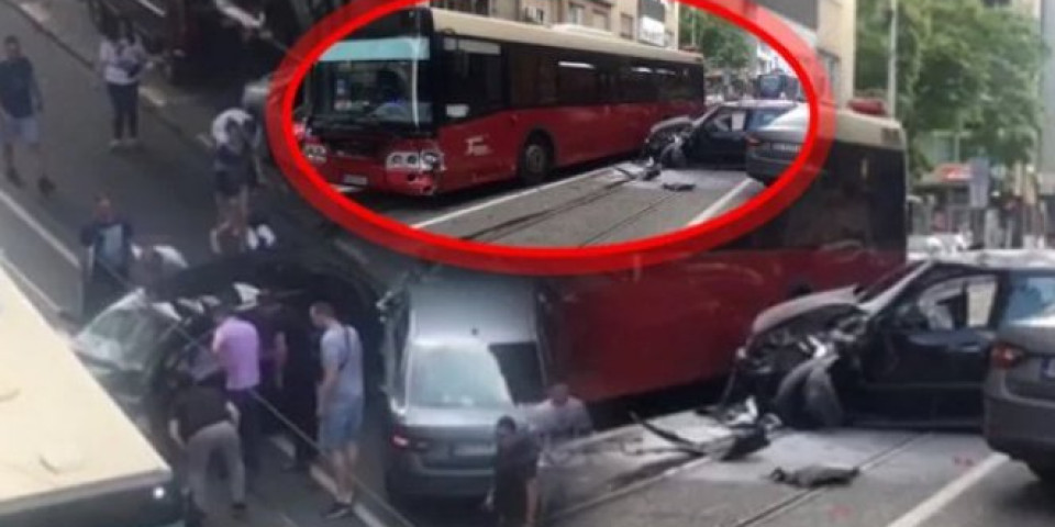 TEŠKA SAOBRAĆAJKA U CENTRU GRADA! Sudar autobusa i dva vozila! ŽENA LEŽI NA PUTU, prolaznici pomagali povređenima, HITNA POMOĆ I POLICIJA NA TERENU! (VIDEO/FOTO)