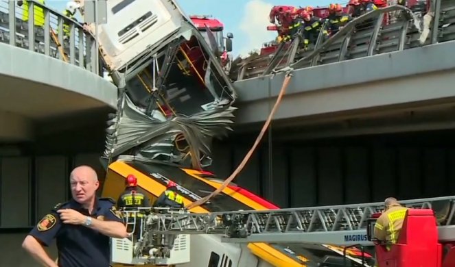 NESREĆA U POLJSKOJ! Autobus preleteo ogradu na autoputi i pao sa nadvožnjaka, ima povređenih i mrtvih! (VIDEO)