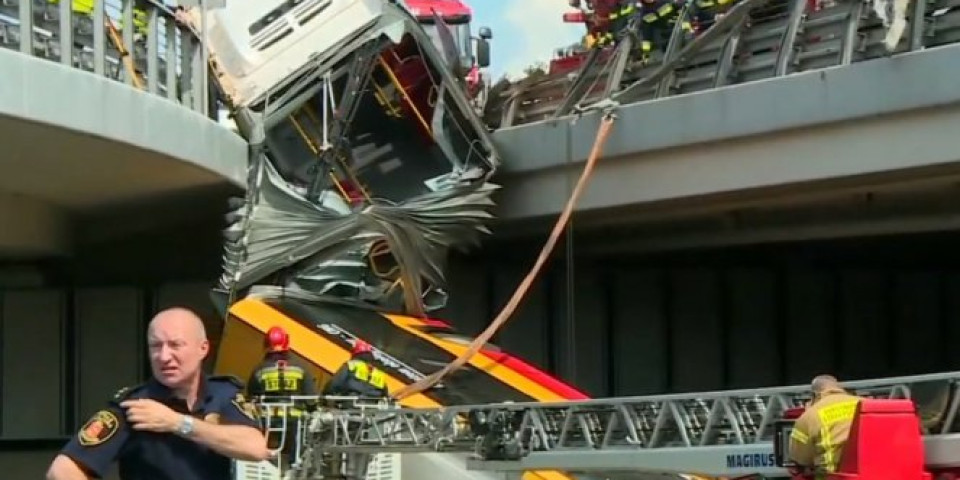 NESREĆA U POLJSKOJ! Autobus preleteo ogradu na autoputi i pao sa nadvožnjaka, ima povređenih i mrtvih! (VIDEO)
