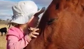 USPAVANKA KOJA HIPNOTIŠE! Ova devojčica ne ide ni u školu, a na njen glas posebno su osetljivi konji!