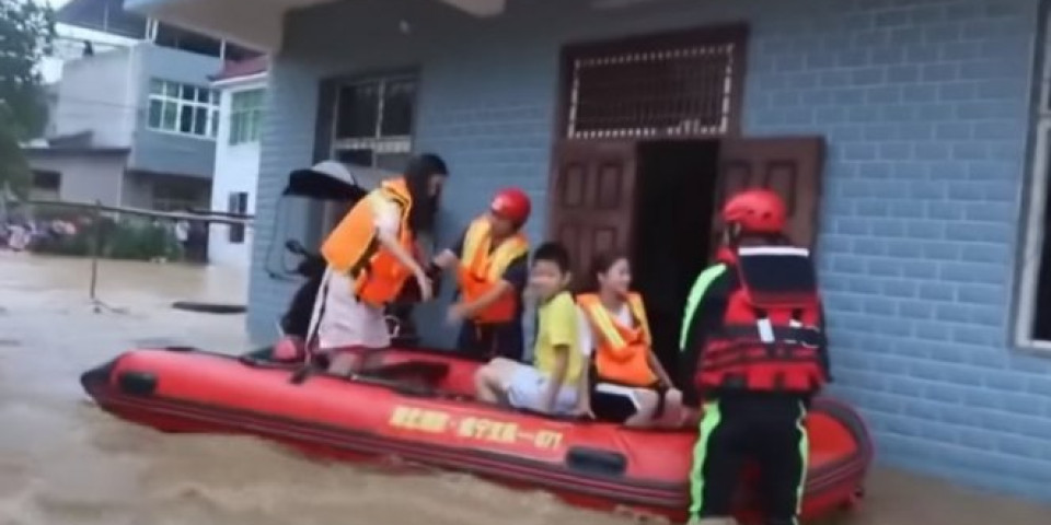 OLUJNE KIŠE POTOPILE KINU! Troje poginulo, 12 nestalo! Zbog nepogode evakuisano oko 7.500 ljudi (VIDEO)