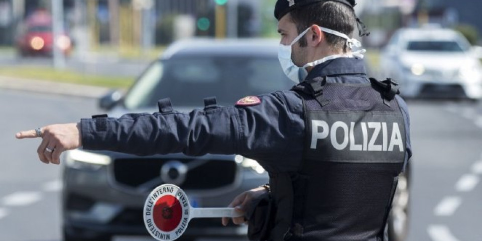 Jedan slučajan potez italijanskih policajaca na napuštenom parkingu odveo ih je do SRBINA, CRNOGORCA, JEDNE DEVOJKE I NJIHOVOG PAKLENOG PLANA