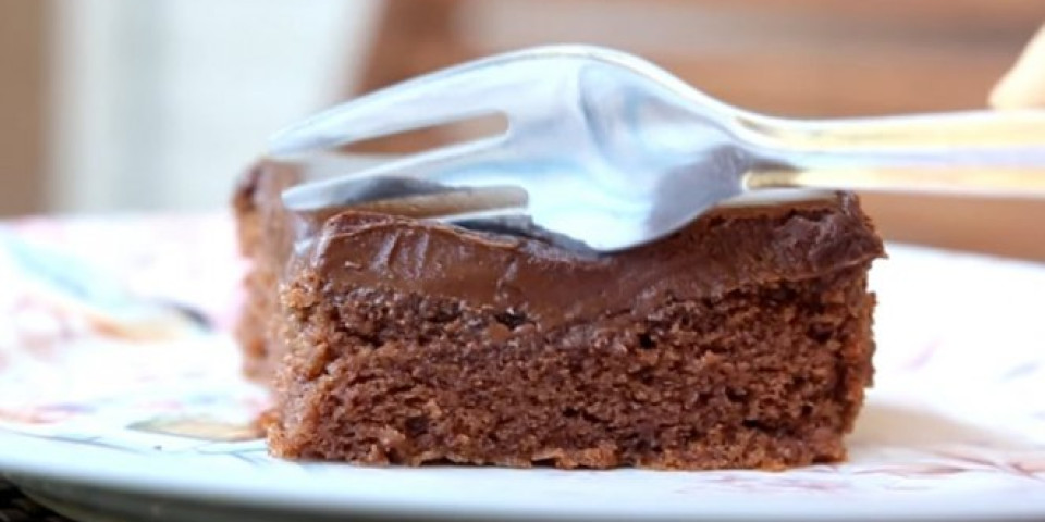 (VIDEO) KREMASTA POSLASTICA! Osvežavajući čokoladni kolač