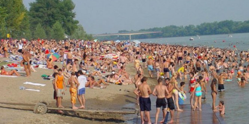 MITROVČANI POHRILI NA "BRIONE"! Popularna gradska plaža bila prepuna za vikend, na koronu niko nije mislio (FOTO)