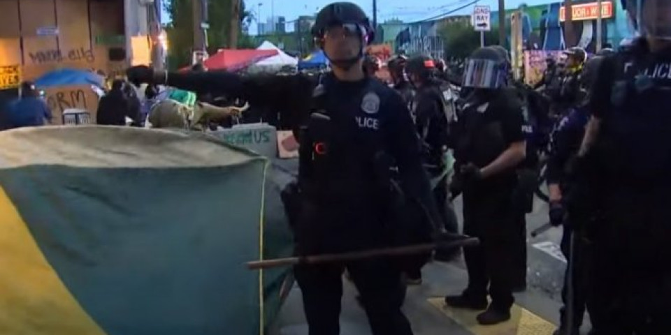 POLICIJA UŠLA U OKUPIRANU ZONU SIJETLA: Pohapsili sve koji su se pobunili, raščistili sve pred sobom (VIDEO)