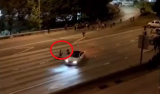 HOROR U SIJETLU! Autom uleteo među demonstrante, dve osobe teško povređene! (FOTO/VIDEO)