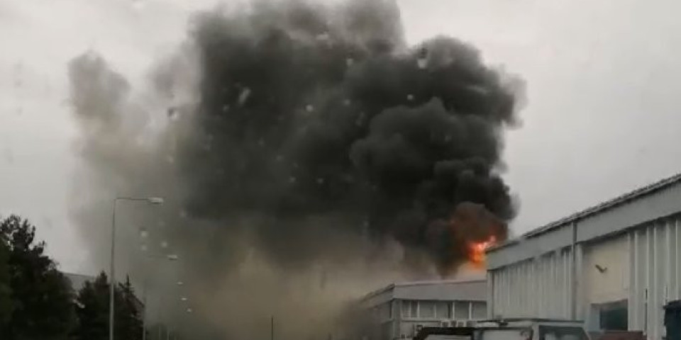 (VIDEO) DRAMA U NOVOM SADU, VELIKI POŽAR U INDUSTRIJSKOJ ZONI! Gori FABRIKA, veliki broj vatrogasnih ekipa na terenu