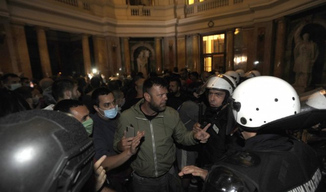 SVETSKI MEDIJI O UPADU U SKUPŠTINU SRBIJE! Demonstranti palili baklje i GAĐALI POLICIJU KAMENJEM