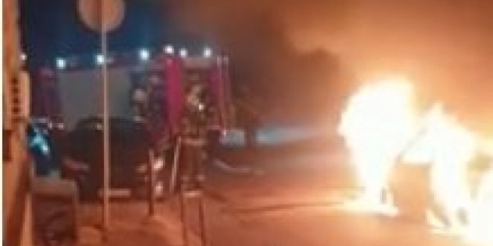 (VIDEO) EVO KAKO IZGLEDA “DEMOKRATIJA” ĐILASOVSKIH HULIGANA! Zapaljena policijska i privatna kola parkirana pored Skupštine