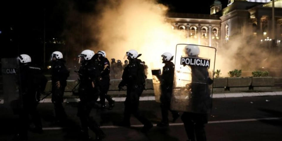 STRANE AGENCIJE SAGLASNE: "EKSTREMNI DESNIČARI" napadima izazvali policiju i nerede u Srbiji!