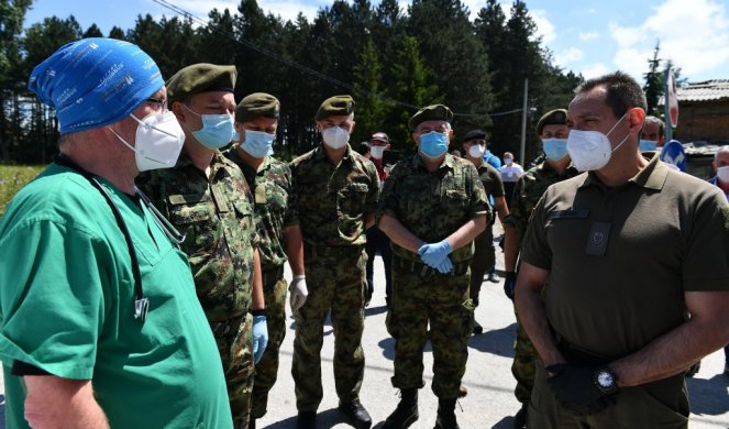 (FOTO) MINISTAR VULIN U SJENICI: Dokle god bude pretila opasnost od zaraze, Vojska Srbije će biti tu da pomogne i Sjenici i Tutinu i Novom Pazaru