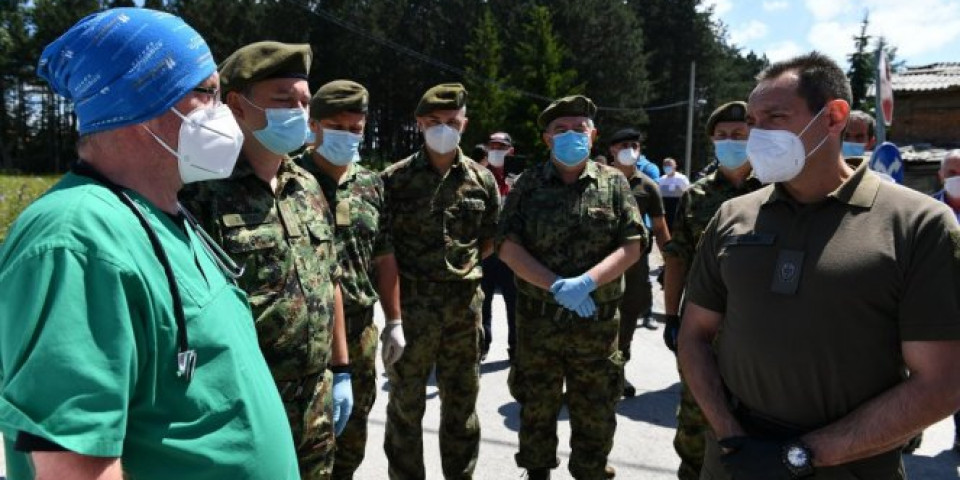 (FOTO) MINISTAR VULIN U SJENICI: Dokle god bude pretila opasnost od zaraze, Vojska Srbije će biti tu da pomogne i Sjenici i Tutinu i Novom Pazaru