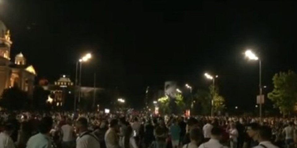 (FOTO/VIDEO) DVA TOPOVSKA UDARA, BAKLJE, MEĐUSOBNA KOŠKANJA I TUČA DVE GRUPE DEMONSTRANATA! Evo šta je obeležilo protest ispred Skupštine Srbije!