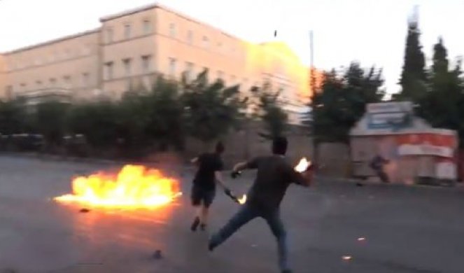 GRČKA NA NOGAMA! Deset hiljada ljudi na ulicama, bačeni suzavac i gasne bombe! (VIDEO)