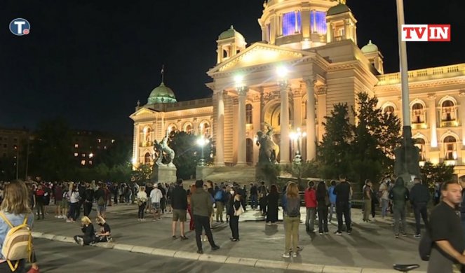 Šesti dan protesta ispred Skupštine Srbije: Mirne demonstracije, najmanje ljudi do sada