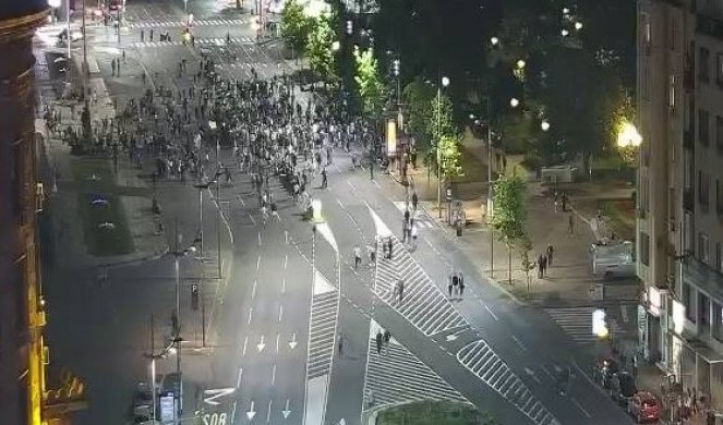 MIRNO, BEZ INCIDENATA! Sedmi dan protesta obeležile manje čarke između nekoliko desetina prisutnih demonstranata! (FOTO)