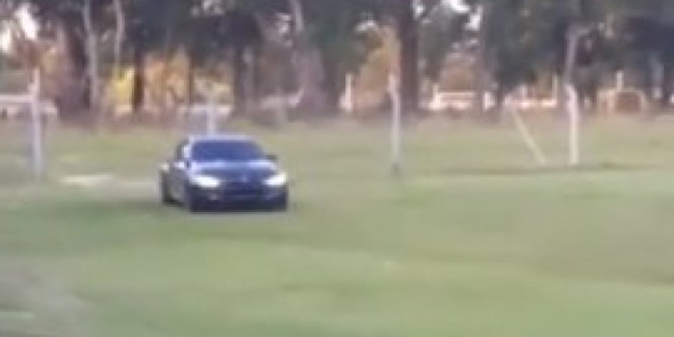 (VIDEO) ŠTA TO RADIŠ, MARADONA? Legendarni Argentinac provozao ZVER po terenu, pa upalio POLICIJSKU ROTACIJU!