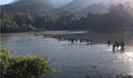 SCENA KAO IZ FILMA! Stotinu migranata peške prelazi Drinu! (VIDEO)