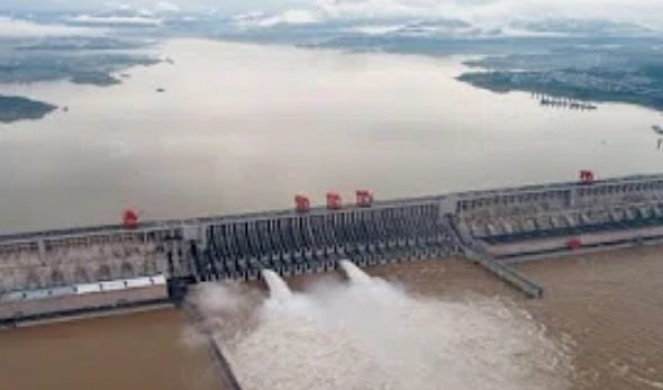 (VIDEO) UZBUNA U VUHANU, NE ZBOG KORONE! VELIKA BRANA "TRI KLISURE" KRITIČNO, VODA NADIRE SA SVIH STRANA... Kinezi su zbog poplava već srušili jednu ogromu branu!