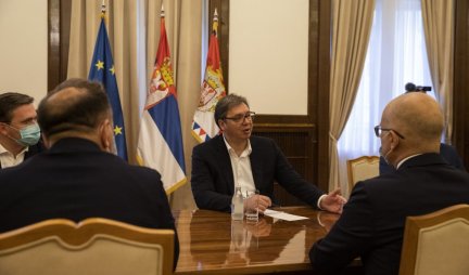 POČELE KONSULTACIJE SA SNS Vučić sa naprednjacima o formiranju vlade