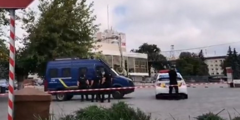 TALAČKA KRIZA U UKRAJINI! Naoružani muškarac sa eksplozivom upao u autobus, uzeo 20 putnika kao taoce! (VIDEO)