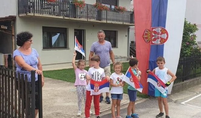 (FOTO) OVAKAV DOČEK NIJE OČEKIVAO! PRIZOR KOJI OSTAVLJA BEZ REČI! Petoro dece na kapiji pozdravilo Vučića, svi su u rukama držali SRPSKE ZASTAVE!