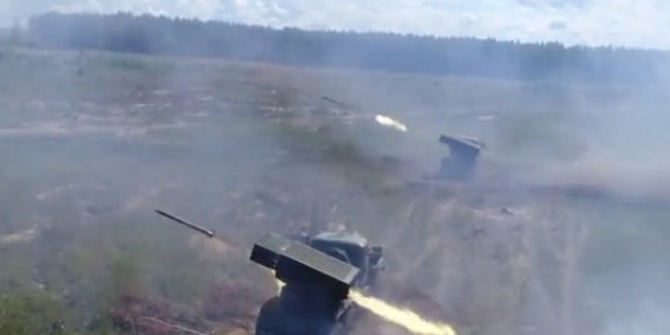 ZAGRMELE RUSKE HAUBICE! Neprijatelj nema šanse protiv ovakve sile! (VIDEO)