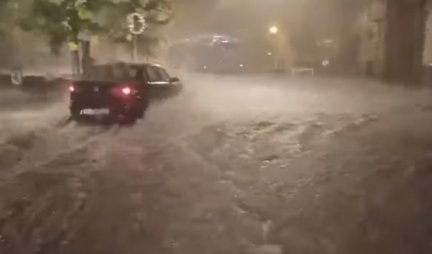 (FOTO/VIDEO) SNAŽNO NEVREME OPUSTOŠILO REGION I IDE KA SRBIJI! Potopljene ulice u Zagrebu, u Tuzli oluja lomila drveće, poplavljene kuće, proglašeno stanje PRIRODNE NESREĆE!