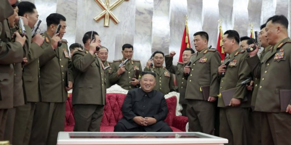 HTELI DA GA SAHRANE, A ON NIKAD JAČI! Kim se ponovo pojavio u javnosti, nasmejan je u crnom odelu, a oko njega oficiri naoružani do zuba!