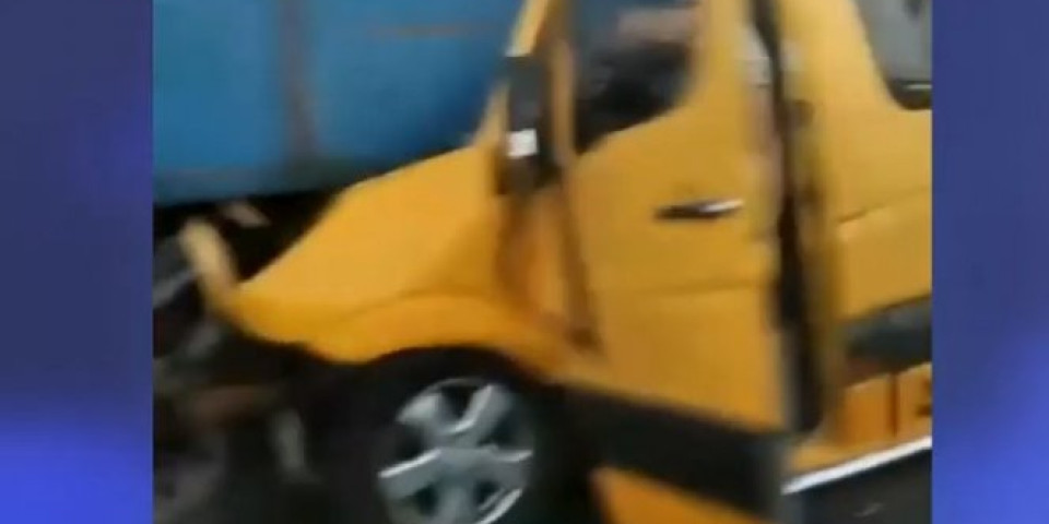 (VIDEO) STRAVIČAN UDES NA KRIMU! Minibus se zabio u kamion, 8 MRTVIH, među njima DVOJE DECE! Vozač minibusa zasapao, pa uleteo u šleper?