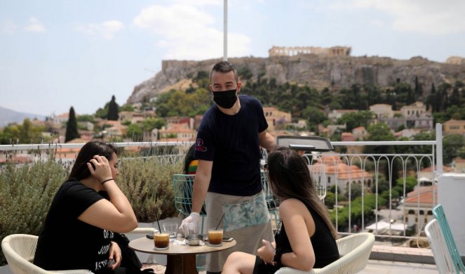ODLIČNE VESTI ZA SRPSKE TURISTE! Novo popuštanje mera u Grčkoj, evo kada se OTVARAJU PLAŽE!