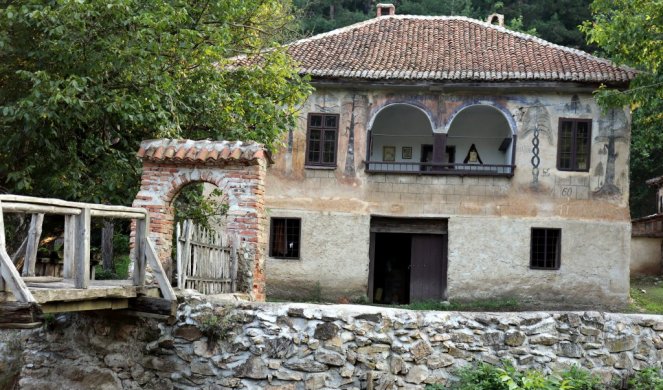 U OVOJ ČATMARI SNIMLJENI SU "KORENI"! Kuća u Gornjem Račniku pravi je vodič kroz istoriju Srbije i njenog sela (FOTO)
