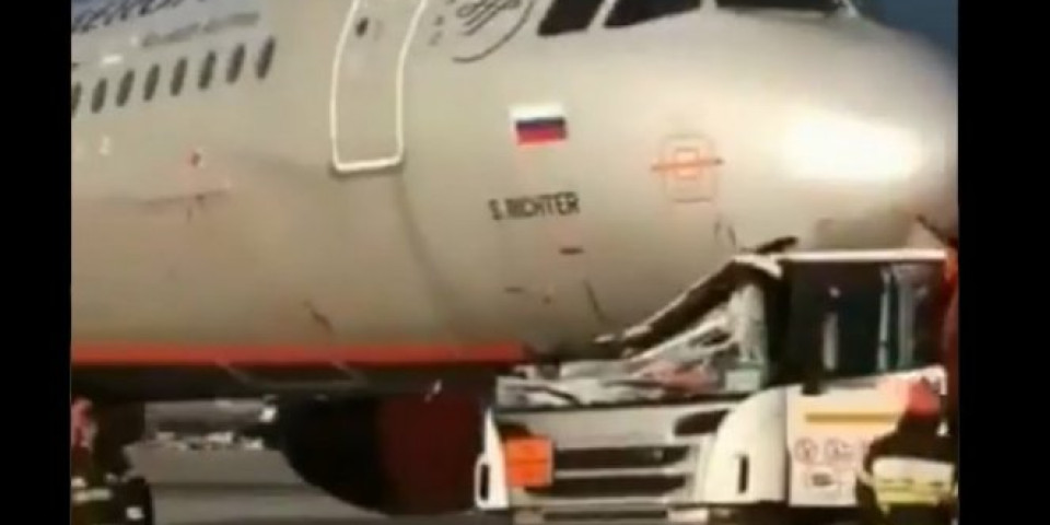 (VIDEO) HAOS NA MOSKOVSKOM AERODROMU! Cisterna udarila u avion, JEDNA OSOBA POVREĐENA, kabina kamiona SMRSKANA, oštećen nos "erbasa"!