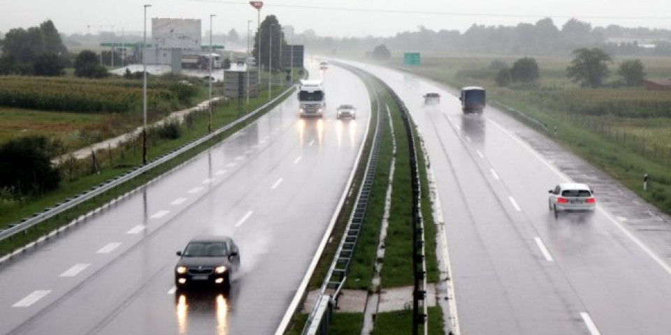 AMSS: Slaba kiša uslovljavaće mestimično vlažne kolovoze!