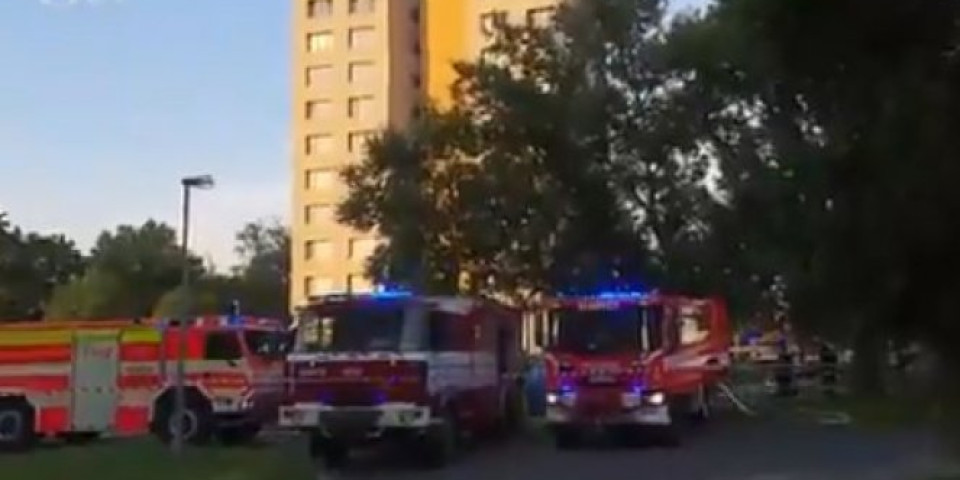 (VIDEO) Ljudi u panici iskakali kroz prozor, NAJMANJE 10 OSOBA POGINULO U POŽARU KOJI JE ZAHVATIO STAMBENU ZGRADU! Tragedija u Češkoj!