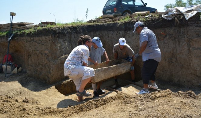 (VIDEO) NEVEROVATNO OTKRIĆE U SRBIJI! Arheolozi pronašli tri kovčega, a kada su im podigli poklopce, ZANEMELI SU OD ONOGA ŠTO SU VIDELI
