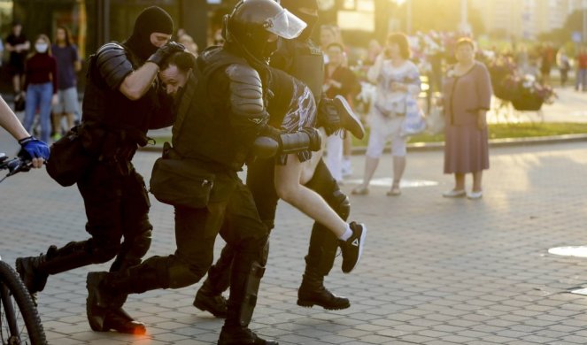 (VIDEO) MASA KRENULA NA LUKAŠENKOVU REZIDENCIJU, POLICIJA UPOTREBILA ŠOK-BOMBE! Ključa u Minsku i Belorusiji!