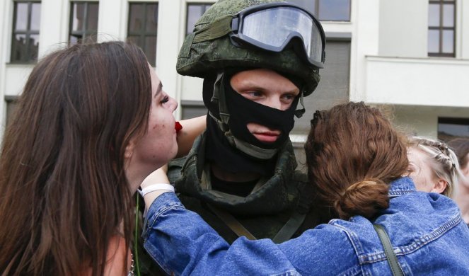 POLICIJA SPUŠTA ŠTITOVE I GRLI NAROD! Emotivne scene u Minsku, beloruska revolucija ne jenjava!  (FOTO/VIDEO)