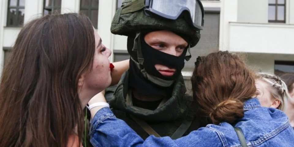 POLICIJA SPUŠTA ŠTITOVE I GRLI NAROD! Emotivne scene u Minsku, beloruska revolucija ne jenjava!  (FOTO/VIDEO)